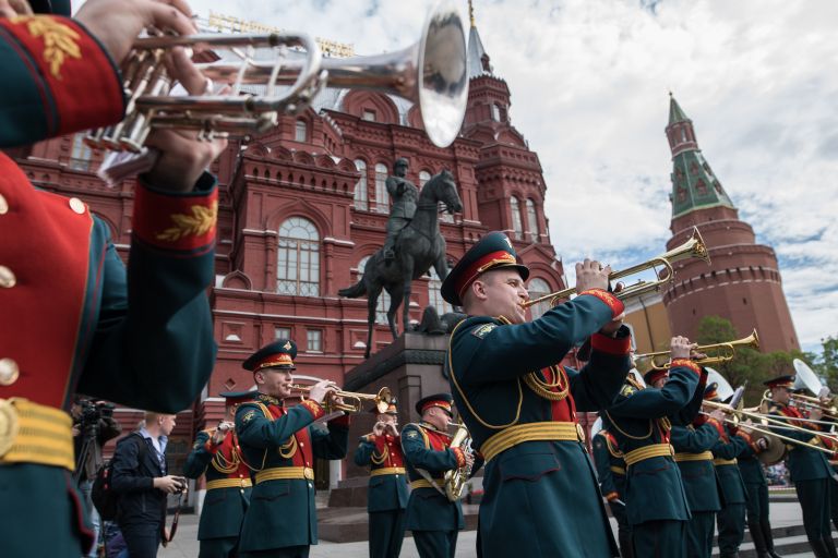 Музыканты военного оркестра 154-го отдельного комендантского Преображенский полка во время открытия концертной программы Военные оркестры в парках Музыканты военного оркестра 154-го отдельного комендантского Преображенский полка во время открытия концертной программы Военные оркестры в парках