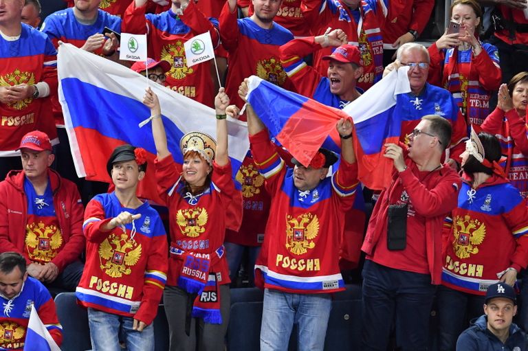 Российские болельщики перед началом встречи со сборной Финляндии Российские болельщики перед началом встречи со сборной Финляндии