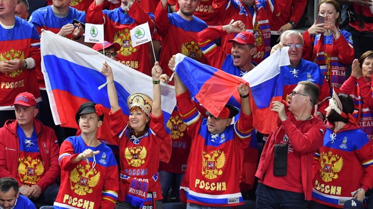 Российские болельщики перед началом встречи со сборной Финляндии Российские болельщики перед началом встречи со сборной Финляндии