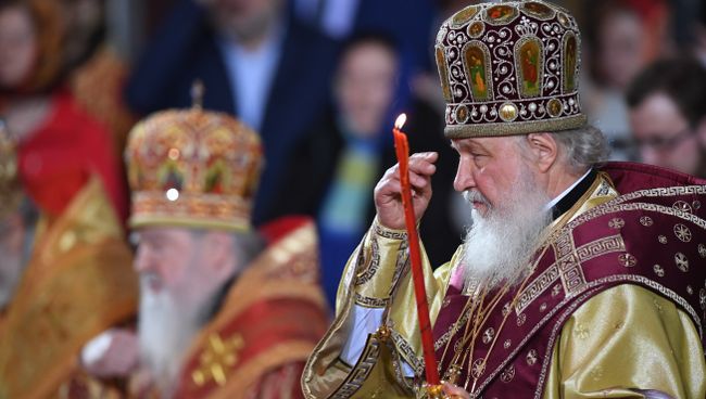 Патриарх Московский и всея Руси Кирилл во время встречи в храме Христа Спасителя ковчега с мощами святителя Николая Чудотворца. Патриарх Московский и всея Руси Кирилл во время встречи в храме Христа Спасителя ковчега с мощами святителя Николая Чудотворца.