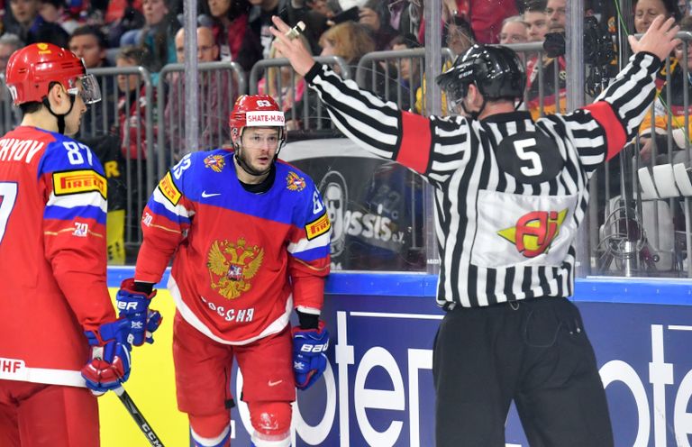 Игроки сборной России Вадим Щипачев (слева) и Евгений Дадонов Игроки сборной России Вадим Щипачев (слева) и Евгений Дадонов