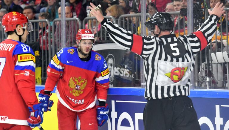 Игроки сборной России Вадим Щипачев (слева) и Евгений Дадонов Игроки сборной России Вадим Щипачев (слева) и Евгений Дадонов