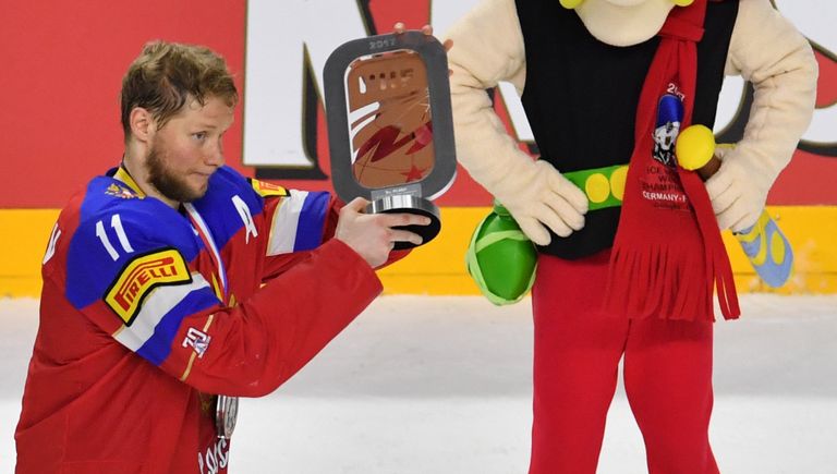 Игрок сборной России Сергей Андронов с Кубком за третье место чемпионата мира по хоккею 2017 Игрок сборной России Сергей Андронов с Кубком за третье место чемпионата мира по хоккею 2017