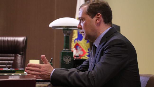 Председатель правительства РФ Дмитрий Медведев во время встречи с президентом РФ Владимиром Путиным. 19 мая 2017 Председатель правительства РФ Дмитрий Медведев во время встречи с президентом РФ Владимиром Путиным. 19 мая 2017