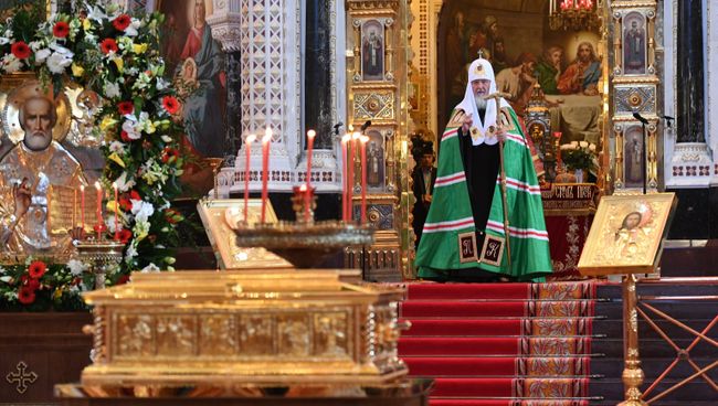 Поклонение верующих мощам святителя Николая Чудотворца в Храме Христа Спасителя Поклонение верующих мощам святителя Николая Чудотворца в Храме Христа Спасителя