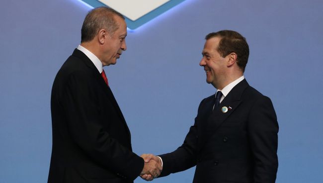 Председатель правительства РФ Дмитрий Медведев и президент Турции Реджеп Тайип Эрдоган на саммите ОЧЭС в Стамбуле. 22 мая 2017 Председатель правительства РФ Дмитрий Медведев и президент Турции Реджеп Тайип Эрдоган на саммите ОЧЭС в Стамбуле. 22 мая 2017
