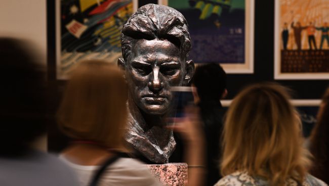 Посетители на выставке Оттепель во время международной акции Ночь музеев в Третьяковской галерее Посетители на выставке Оттепель во время международной акции Ночь музеев в Третьяковской галерее