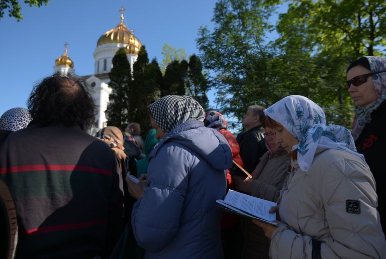 Поклонение верующих мощам святителя Николая Чудотворца в Храме Христа Спасителя Поклонение верующих мощам святителя Николая Чудотворца в Храме Христа Спасителя