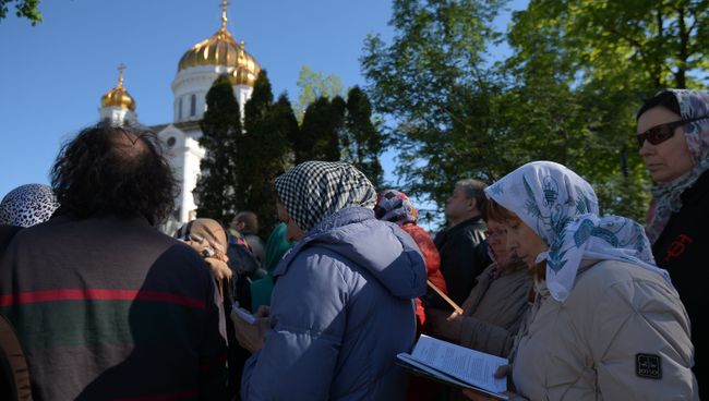 Поклонение верующих мощам святителя Николая Чудотворца в Храме Христа Спасителя