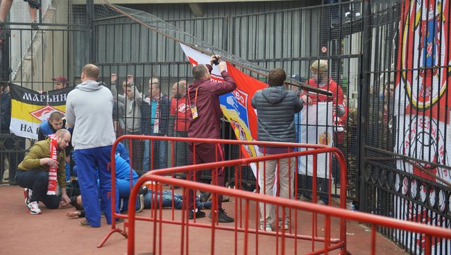 Болельщик Спартака, упавший с ограждения во время матча против тульского Арсенала. 21 мая 2017 Болельщик Спартака, упавший с ограждения во время матча против тульского Арсенала. 21 мая 2017