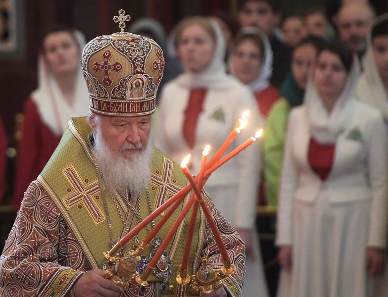 Патриарх Московский и всея Руси Кирилл во время богослужения в храме Христа Спасителя, где находится ковчег с мощами святителя Николая Чудотворца Патриарх Московский и всея Руси Кирилл во время богослужения в храме Христа Спасителя, где находится ковчег с мощами святителя Николая Чудотворца