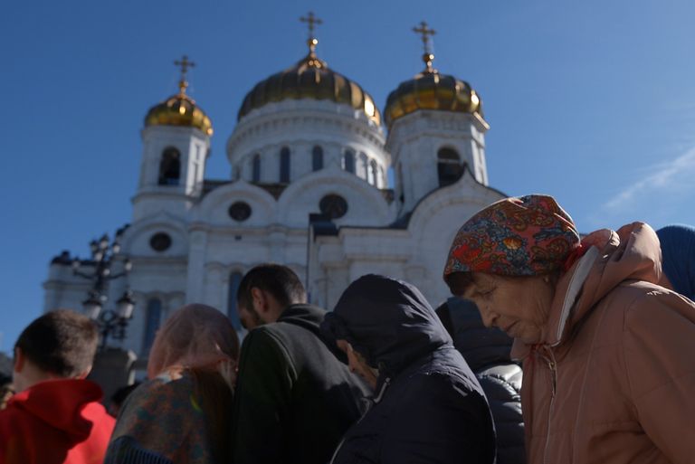 Верующие стоят в очереди к храму Христа Спасителя, где находится ковчег с мощами святителя Николая Чудотворца Верующие стоят в очереди к храму Христа Спасителя, где находится ковчег с мощами святителя Николая Чудотворца