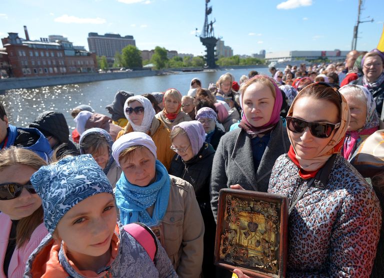 Верующие стоят в очереди к храму Христа Спасителя, где находится ковчег с мощами святителя Николая Чудотворца Верующие стоят в очереди к храму Христа Спасителя, где находится ковчег с мощами святителя Николая Чудотворца