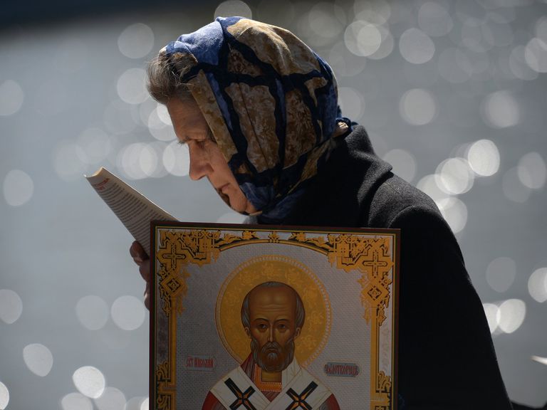 Верующая стоит в очереди к храму Христа Спасителя, где находится ковчег с мощами святителя Николая Чудотворца Верующая стоит в очереди к храму Христа Спасителя, где находится ковчег с мощами святителя Николая Чудотворца