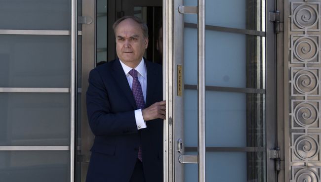 Заместитель министра иностранных дел РФ Анатолий Антонов выходит из здания Совета Федерации РФ. 22 мая 2017 Заместитель министра иностранных дел РФ Анатолий Антонов выходит из здания Совета Федерации РФ. 22 мая 2017
