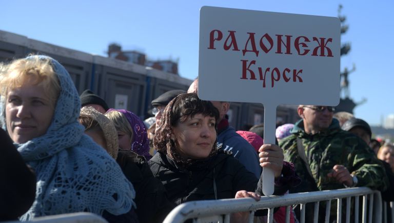 Верующие стоят в очереди к храму Христа Спасителя, где находится ковчег с мощами святителя Николая Чудотворца Верующие стоят в очереди к храму Христа Спасителя, где находится ковчег с мощами святителя Николая Чудотворца