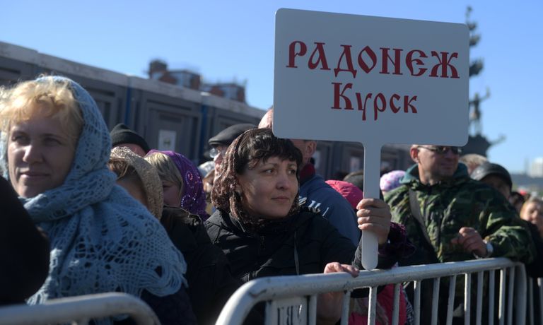 Верующие стоят в очереди к храму Христа Спасителя, где находится ковчег с мощами святителя Николая Чудотворца Верующие стоят в очереди к храму Христа Спасителя, где находится ковчег с мощами святителя Николая Чудотворца