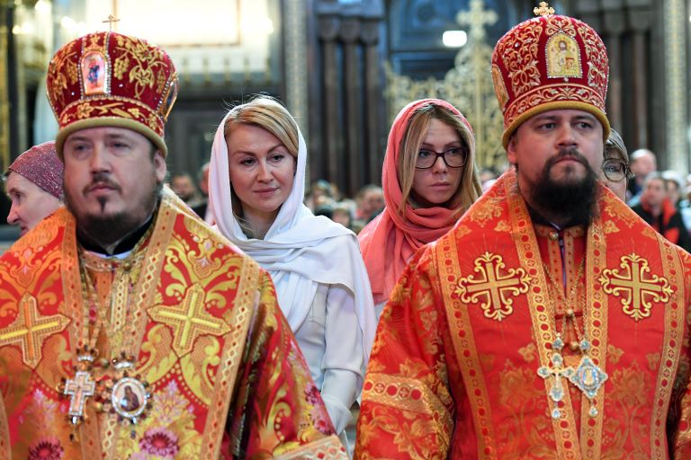 Верующие стоят в очереди в храме Христа Спасителя, где находится ковчег с мощами святителя Николая Чудотворца Верующие стоят в очереди в храме Христа Спасителя, где находится ковчег с мощами святителя Николая Чудотворца