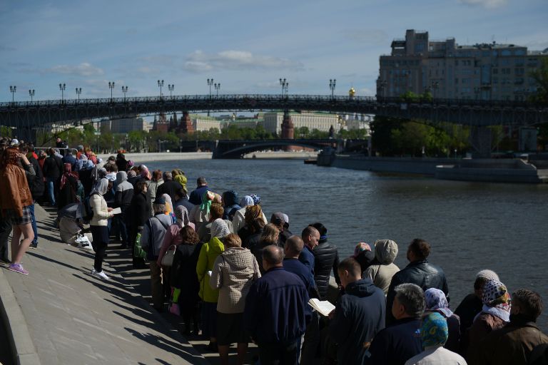 Верующие стоят в очереди к храму Христа Спасителя, где находится ковчег с мощами святителя Николая Чудотворца Верующие стоят в очереди к храму Христа Спасителя, где находится ковчег с мощами святителя Николая Чудотворца