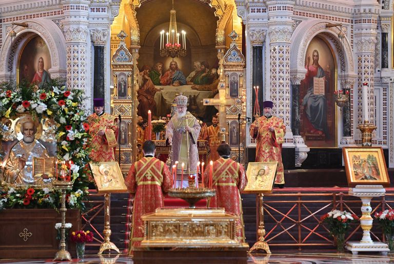 Патриарх Московский и всея Руси Кирилл во время богослужения в храме Христа Спасителя, где находится ковчег с мощами святителя Николая Чудотворца Патриарх Московский и всея Руси Кирилл во время богослужения в храме Христа Спасителя, где находится ковчег с мощами святителя Николая Чудотворца