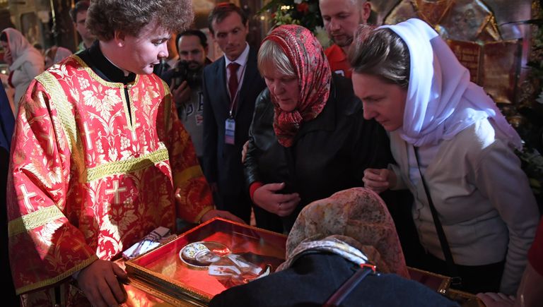Верующие в храме Христа Спасителя у ковчега с мощами святителя Николая Чудотворца, доставленного спецбортом из итальянского города Бари Верующие в храме Христа Спасителя у ковчега с мощами святителя Николая Чудотворца, доставленного спецбортом из итальянского города Бари