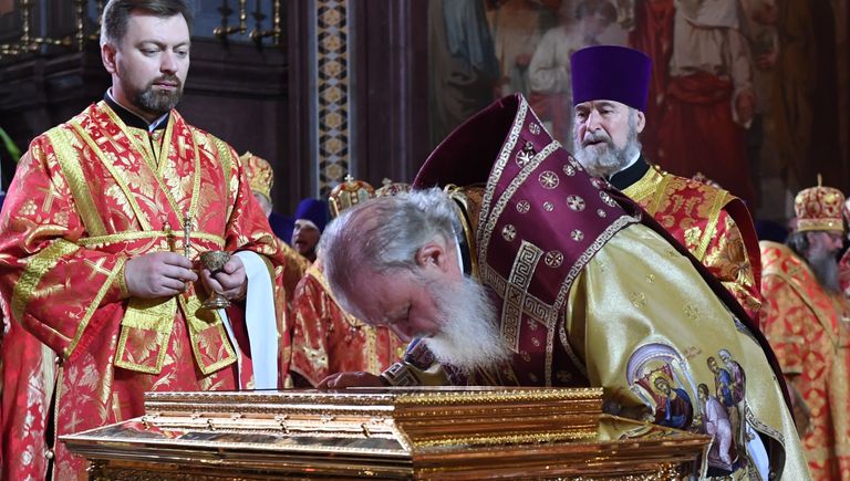 Патриарх Московский и всея Руси Кирилл во время встречи в храме Христа Спасителя ковчега с мощами святителя Николая Чудотворца, доставленного спецбортом из итальянского города Бари Патриарх Московский и всея Руси Кирилл во время встречи в храме Христа Спасителя ковчега с мощами святителя Николая Чудотворца, доставленного спецбортом из итальянского города Бари