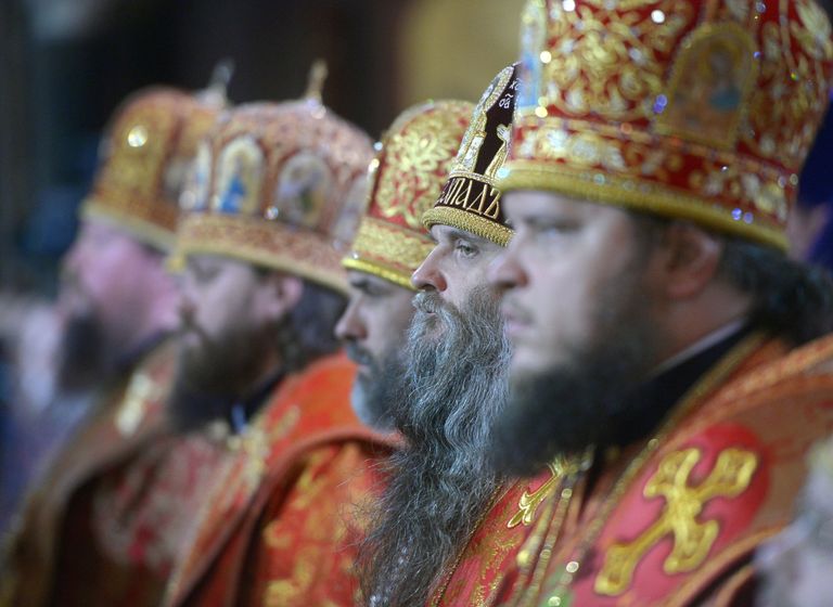 Священнослужители во время встречи в храме Христа Спасителя ковчега с мощами святителя Николая Чудотворца, доставленного спецбортом из итальянского города Бари Священнослужители во время встречи в храме Христа Спасителя ковчега с мощами святителя Николая Чудотворца, доставленного спецбортом из итальянского города Бари
