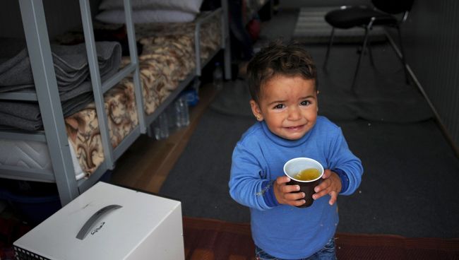 Ребенок в лагере беженцев на македоно-греческой границе. Архивное фото Ребенок в лагере беженцев на македоно-греческой границе. Архивное фото
