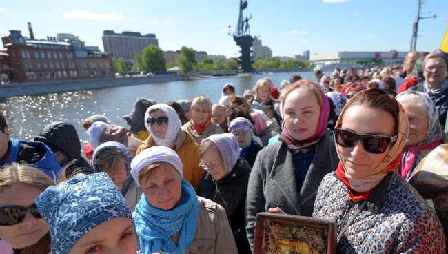 Поклонение верующих мощам святителя Николая Чудотворца в Храме Христа Спасителя Поклонение верующих мощам святителя Николая Чудотворца в Храме Христа Спасителя