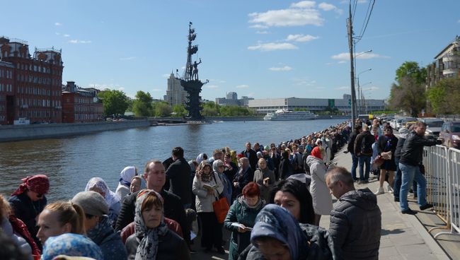 Поклонение верующих мощам святителя Николая Чудотворца в Храме Христа Спасителя Поклонение верующих мощам святителя Николая Чудотворца в Храме Христа Спасителя