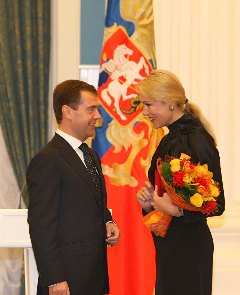 Президент России Дмитрий Медведев и актриса Мария Шукшина, удостоенная звания Заслуженного артиста РФ, во время торжественной церемонии в Екатерининском зале Кремля Президент России Дмитрий Медведев и актриса Мария Шукшина, удостоенная звания Заслуженного артиста РФ, во время торжественной церемонии в Екатерининском зале Кремля