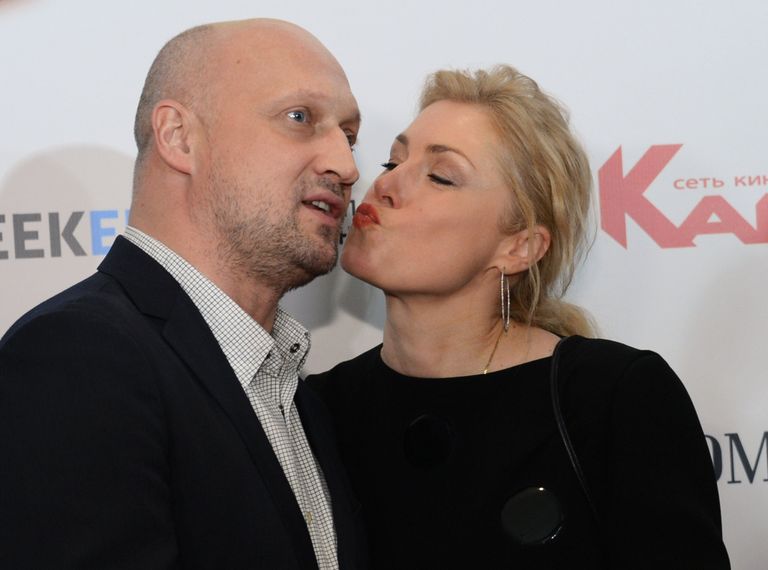 Актеры Гоша Куценко и Мария Шукшина перед премьерой фильма Елки 3 в кинотеатре Каро Фильм Октябрь в Москве Актеры Гоша Куценко и Мария Шукшина перед премьерой фильма Елки 3 в кинотеатре Каро Фильм Октябрь в Москве