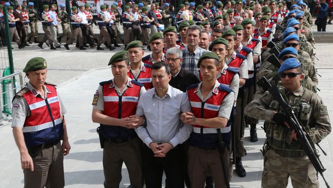 Участники попытки госпереворота в Турции перед началом судебного процесса в Анкаре. 22 мая 2017 Участники попытки госпереворота в Турции перед началом судебного процесса в Анкаре. 22 мая 2017