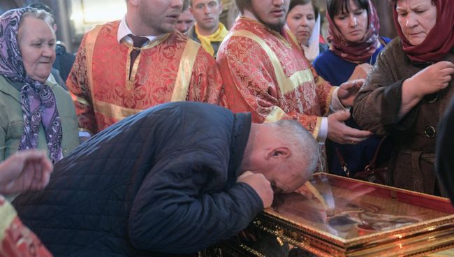 Поклонение верующих мощам святителя Николая Чудотворца в Храме Христа Спасителя Поклонение верующих мощам святителя Николая Чудотворца в Храме Христа Спасителя