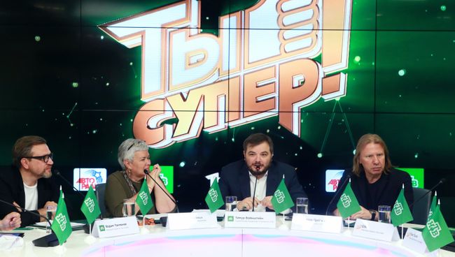 Телеведущий Вадим Такменев, заместитель главного редактора МИА Россия сегодня Елена Чепурных, генеральный продюсер телеканала НТВ Тимур Вайнштейн, продюсер Виктор Дробыш на пресс-конференции конкурса Ты супер! Телеведущий Вадим Такменев, заместитель главного редактора МИА Россия сегодня Елена Чепурных, генеральный продюсер телеканала НТВ Тимур Вайнштейн, продюсер Виктор Дробыш на пресс-конференции конкурса Ты супер!