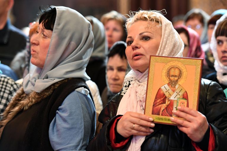 Поклонение верующих мощам святителя Николая Чудотворца в Храме Христа Спасителя Поклонение верующих мощам святителя Николая Чудотворца в Храме Христа Спасителя