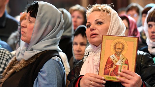 Поклонение верующих мощам святителя Николая Чудотворца в Храме Христа Спасителя Поклонение верующих мощам святителя Николая Чудотворца в Храме Христа Спасителя