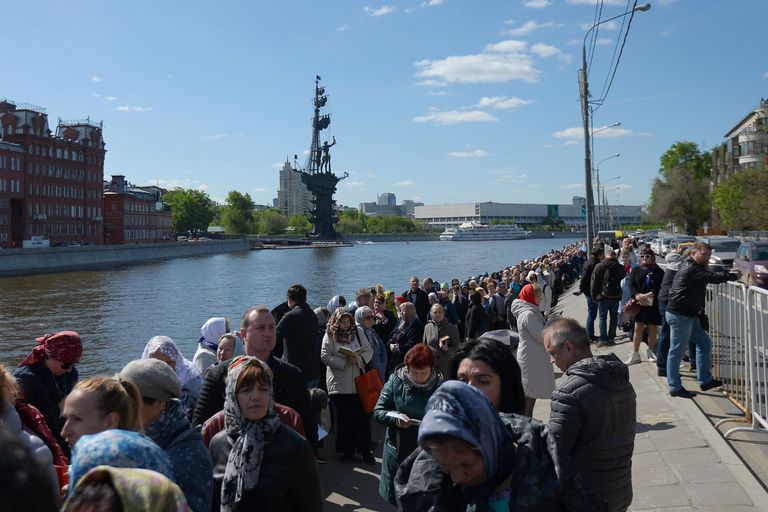 Очередь к храму Христа Спасителя, где находится ковчег с мощами святителя Николая Чудотворца Очередь к храму Христа Спасителя, где находится ковчег с мощами святителя Николая Чудотворца