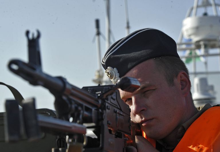 Пограничник проверяет исправность палубного пулемета во время рейда по борьбе с браконьерством осетровых в Каспийском море Пограничник проверяет исправность палубного пулемета во время рейда по борьбе с браконьерством осетровых в Каспийском море