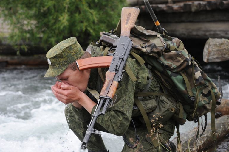 Пограничник отделения в селе Беляши (Джазатор) Пограничного управления ФСБ России по Республике Алтай патрулирует участок границы с Монголией в долине реки Джазатор Пограничник отделения в селе Беляши (Джазатор) Пограничного управления ФСБ России по Республике Алтай патрулирует участок границы с Монголией в долине реки Джазатор