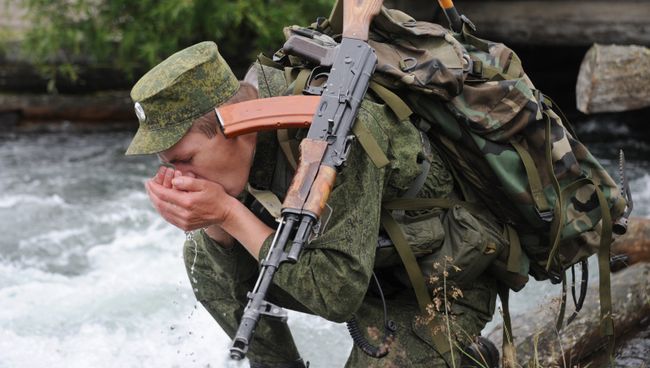 Пограничник отделения в селе Беляши (Джазатор) Пограничного управления ФСБ России по Республике Алтай патрулирует участок границы с Монголией в долине реки Джазатор. Архивное фото