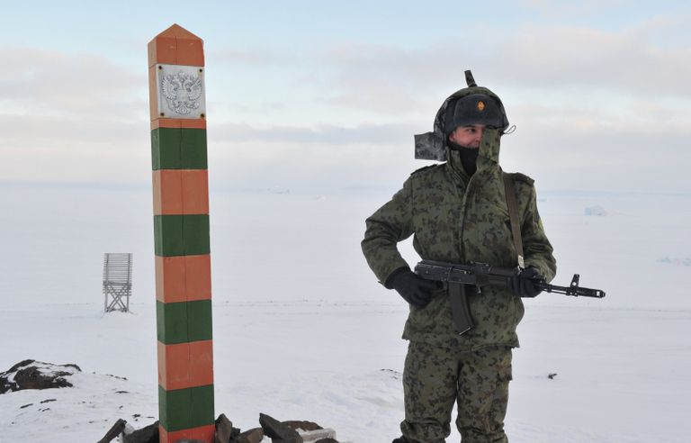 Пограничник на территории погранзаставы Нагурское пограничного управления ФСБ РФ по Архангельской области, расположенной на острове Земля Александры архипелага Земля Франца-Иосифа Пограничник на территории погранзаставы Нагурское пограничного управления ФСБ РФ по Архангельской области, расположенной на острове Земля Александры архипелага Земля Франца-Иосифа