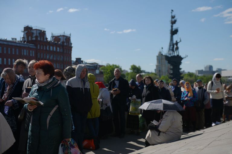 Поклонение верующих мощам святителя Николая Чудотворца в Храме Христа Спасителя Поклонение верующих мощам святителя Николая Чудотворца в Храме Христа Спасителя