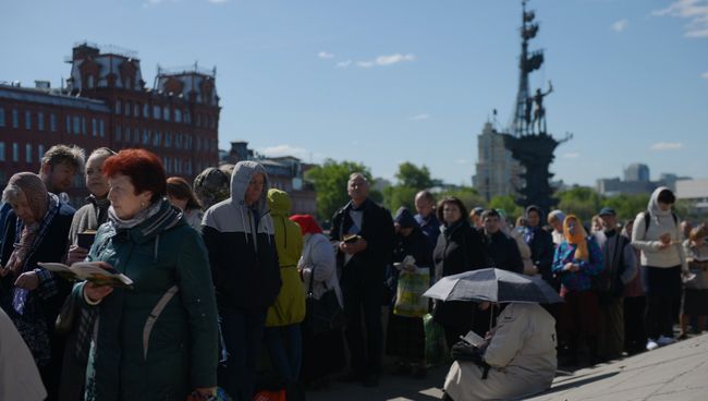 Поклонение верующих мощам святителя Николая Чудотворца в Храме Христа Спасителя Поклонение верующих мощам святителя Николая Чудотворца в Храме Христа Спасителя