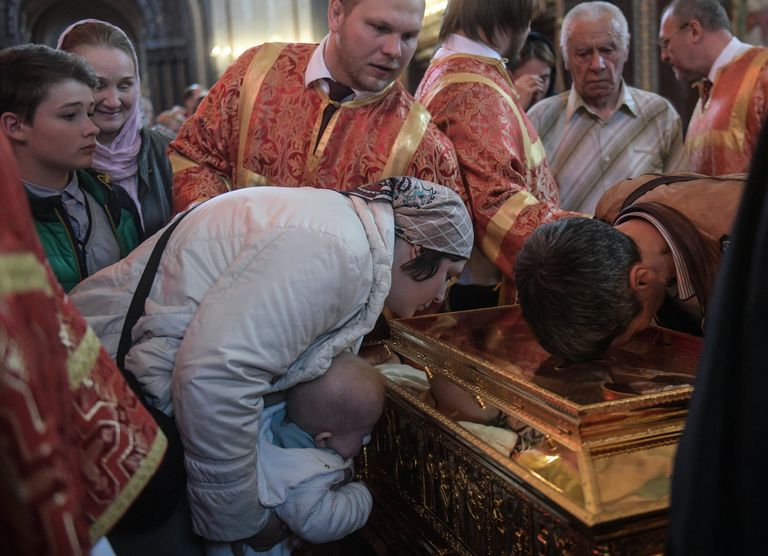 Поклонение верующих мощам святителя Николая Чудотворца в Храме Христа Спасителя Поклонение верующих мощам святителя Николая Чудотворца в Храме Христа Спасителя