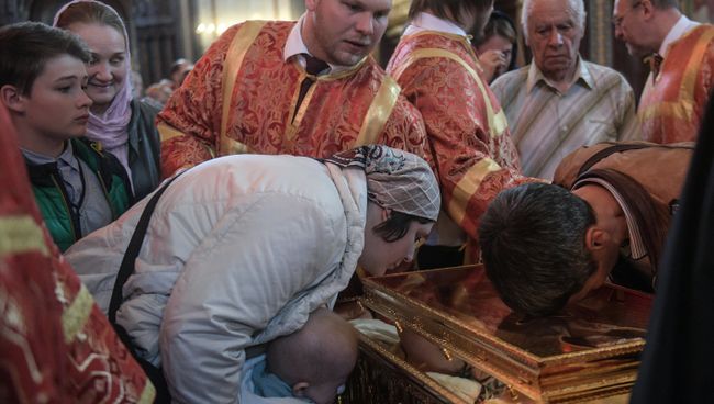 Поклонение верующих мощам святителя Николая Чудотворца в Храме Христа Спасителя Поклонение верующих мощам святителя Николая Чудотворца в Храме Христа Спасителя