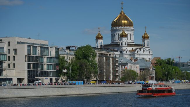 Поклонение верующих мощам святителя Николая Чудотворца в Храме Христа Спасителя Поклонение верующих мощам святителя Николая Чудотворца в Храме Христа Спасителя