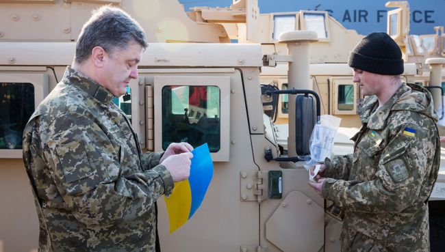 Президент Украины Петр Порошенко во время церемонии встречи самолета ВВС США с американскими бронеавтомобилями. Архивное фото Президент Украины Петр Порошенко во время церемонии встречи самолета ВВС США с американскими бронеавтомобилями. Архивное фото