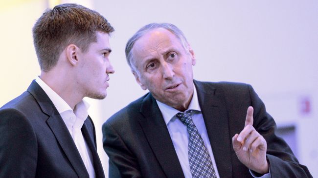 Футболист Спартака Роман Зобнин (слева) и директор департамента по связям с общественностью ФК Спартак Леонид Трахтенберг перед началом торжественного вечера Премия Премьер в Москве