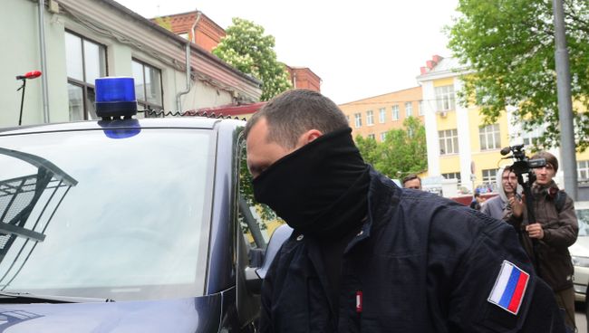 Сотрудник правоохранительных органов у здания Гоголь-центра, где проходят обыски. Сотрудник правоохранительных органов у здания Гоголь-центра, где проходят обыски.